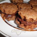 Шоколадные маффины со сливовым вареньем.
