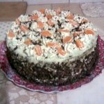 Шоколадный бисквитный торт со сливочным кремом и мандаринами.