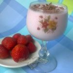 Творожный мусс с клубникой и шоколадом.
